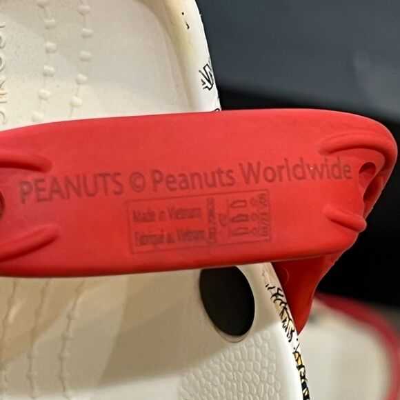 Limited Edition Crocs x Peanuts Clogs Charlie Brown Snoopy Jibbitz Kids Size 12 - Picture 10 of 10